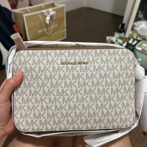 Michael Kors Jet Set large crossbody bag. - Picture 1 of 2